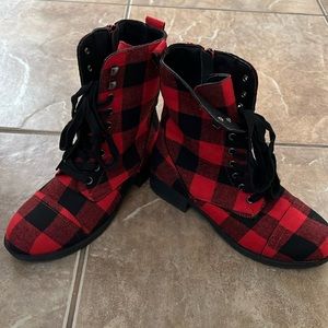 Size 7 Hot topic black and red plaid boots